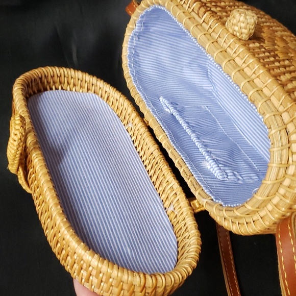 Made by Hand in Vietnam Woven Oval Purse with Leather Strap - Picture 4 of 7